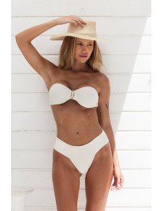 Modelo usando biquíni off com top tomara que caia e calcinha cintura alta