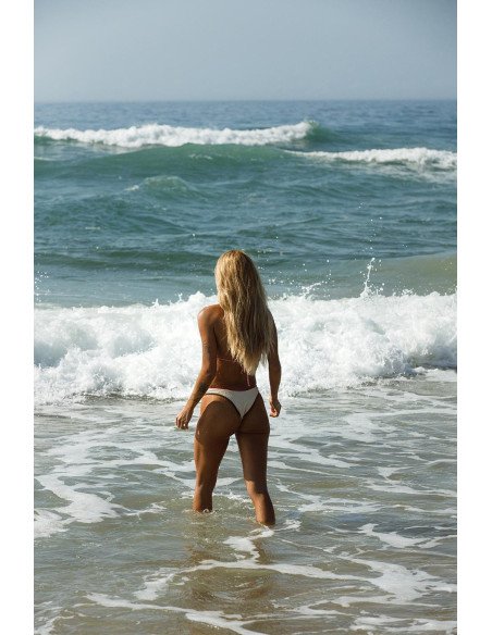 Biquíni Brisa canelado com calcinha asa delta, vista traseira na praia